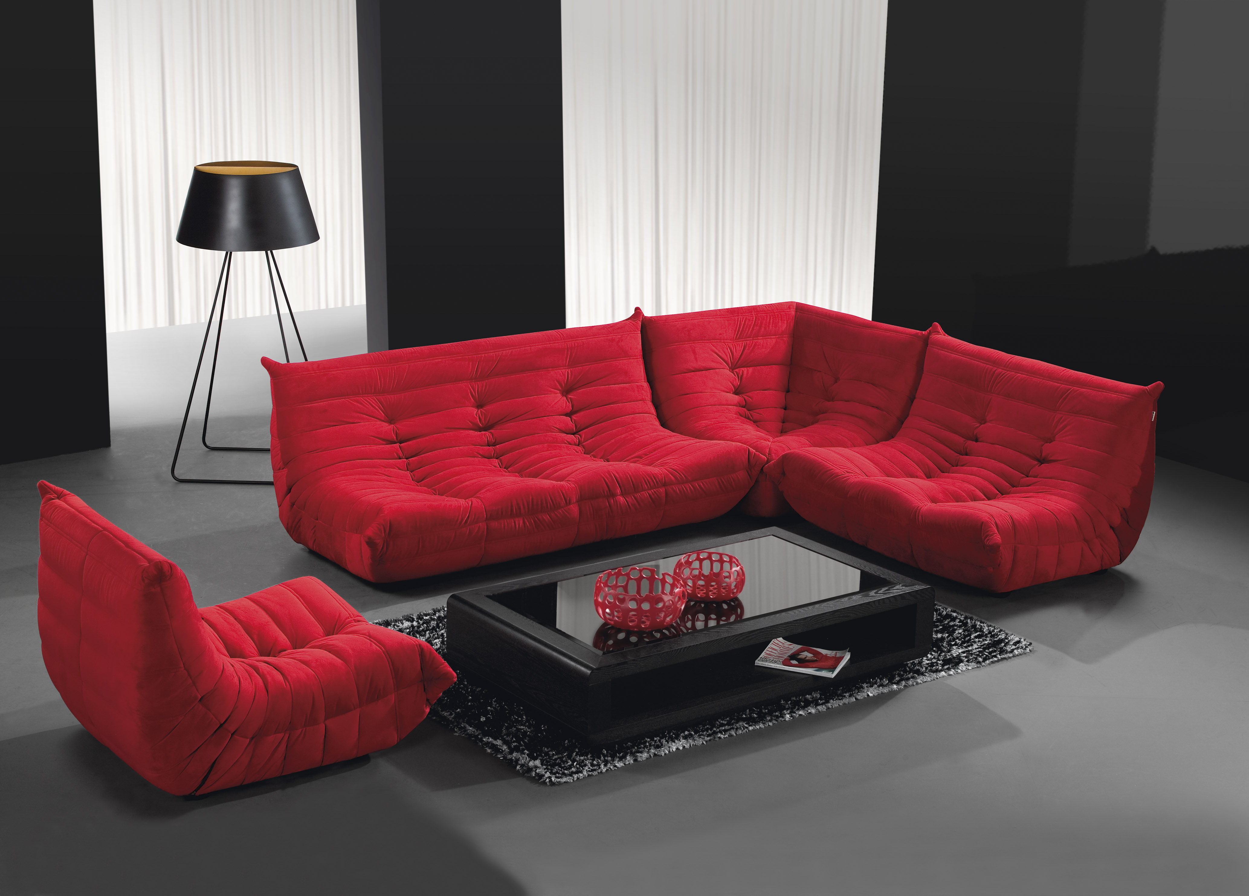 черный диван с красной строчкой